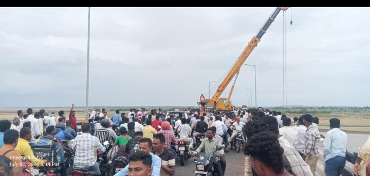 ನದಿಗೆ ಬಿದ್ದ ಟಿಪ್ಪರ್ ಮೇಲಕ್ಕೆತ್ತುವ ಕಾರ್ಯಾಚರಣೆ ವಿಫಲ