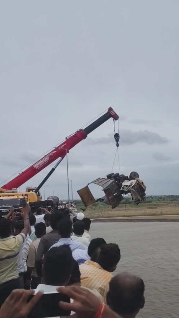 ನದಿಯಲ್ಲಿ ಬಿದ್ದ ಟಿಪ್ಪರ್ ಕ್ರೇನ್ ಮೂಲಕ ಮೇಲಕ್ಕೆ :ಚಾಲಕನ ಶವ ಪತ್ತೆ
