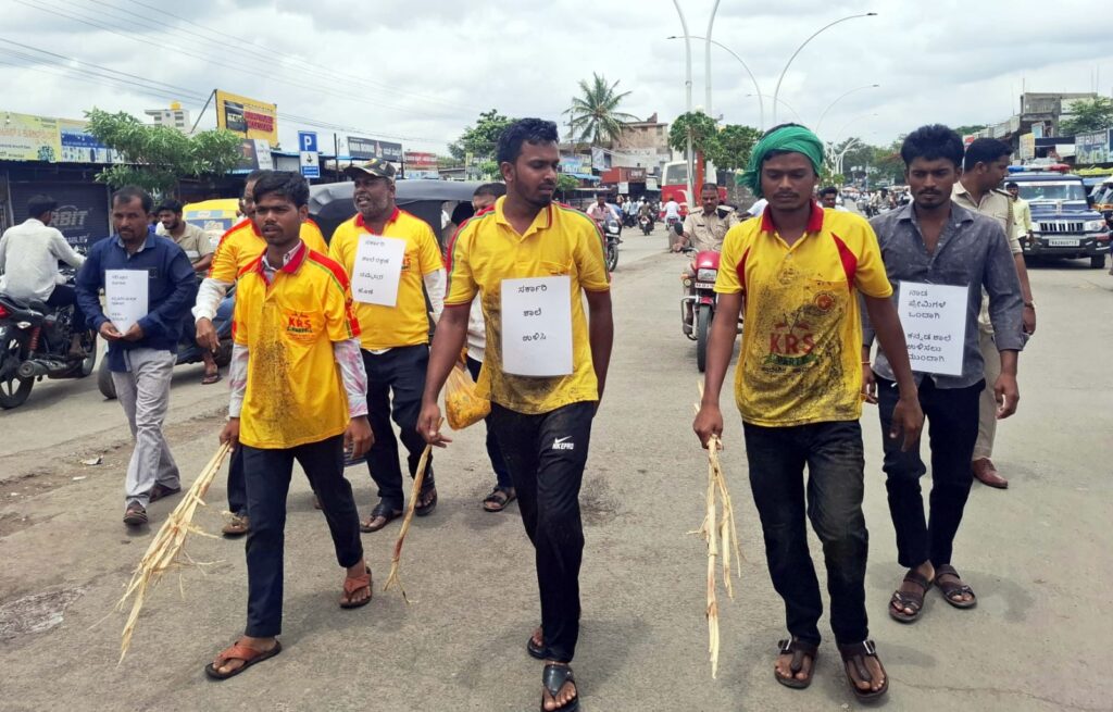 ಸರ್ಕಾರಿ ಶಾಲೆ ಅವ್ಯವಸ್ಥೆ ಖಂಡಿಸಿ ದೀರ್ಘದಂಡ ನಮಸ್ಕಾರ!
