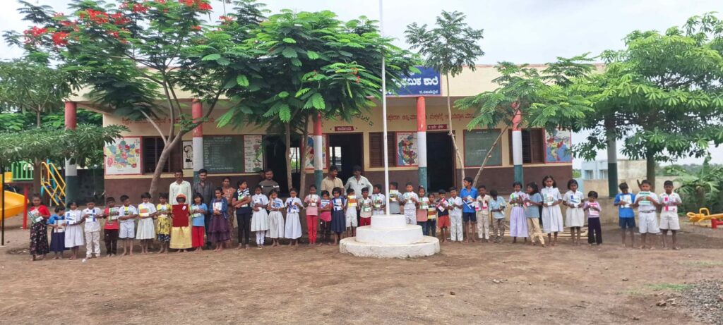 ಮಗಳ ಜನ್ಮ ದಿನಕ್ಕೆ ಮಕ್ಕಳಿಗೆ ನೋಟಬುಕ್, ಪೆನ್ ವಿತರಣೆ