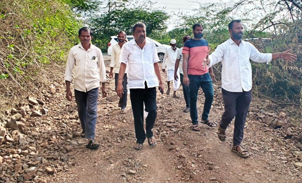 ರಸ್ತೆ ದುರಸ್ತಿ ಮಾಡಿಸಿ ರೈತರ ಸಂಕಷ್ಟಕ್ಕೆ ಸ್ಪಂದಿಸಿದ ಬಸನಗೌಡ