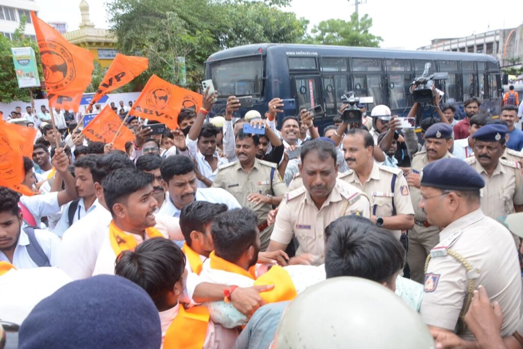 ವಿಜಯಪುರದಲ್ಲಿ ಎಬಿವಿಪಿ ಕಾರ್ಯಕರ್ತರ ಬಂಧನ!