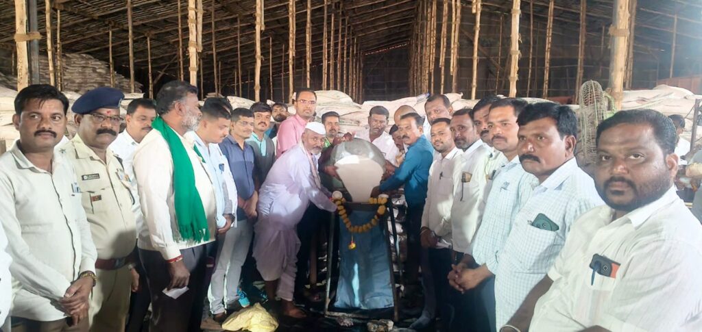 ಶ್ರೀ ದತ್ತ ಇಂಡಿಯಾ ಕಾರ್ಖಾನೆಯಲ್ಲಿ ರೈತರಿಗೆ ಸಕ್ಕರೆ ವಿತರಣೆ