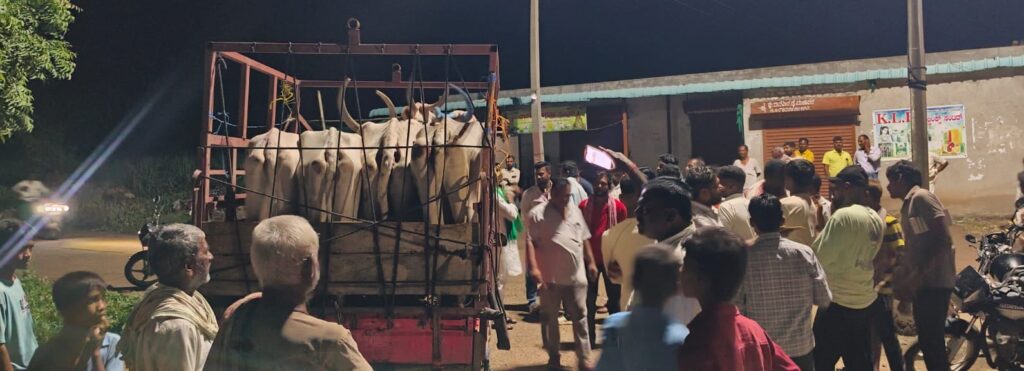 ಗೋವುಗಳ ಸಾಗಾಟಕ್ಕೆ ತಡೆ: ವಾಹನ ವಶಕ್ಕೆ ಪಡೆದ ಪೊಲೀಸರು