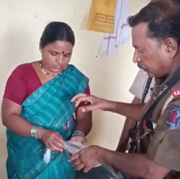 ಬಸ್ಸಲ್ಲಿ ಸಿಕ್ಕ ಚಿನ್ನ ಮರಳಿಸಿ ಪ್ರಾಮಾಣಿಕತೆ ಮೆರೆದ ಕಂಡಕ್ಟರ್