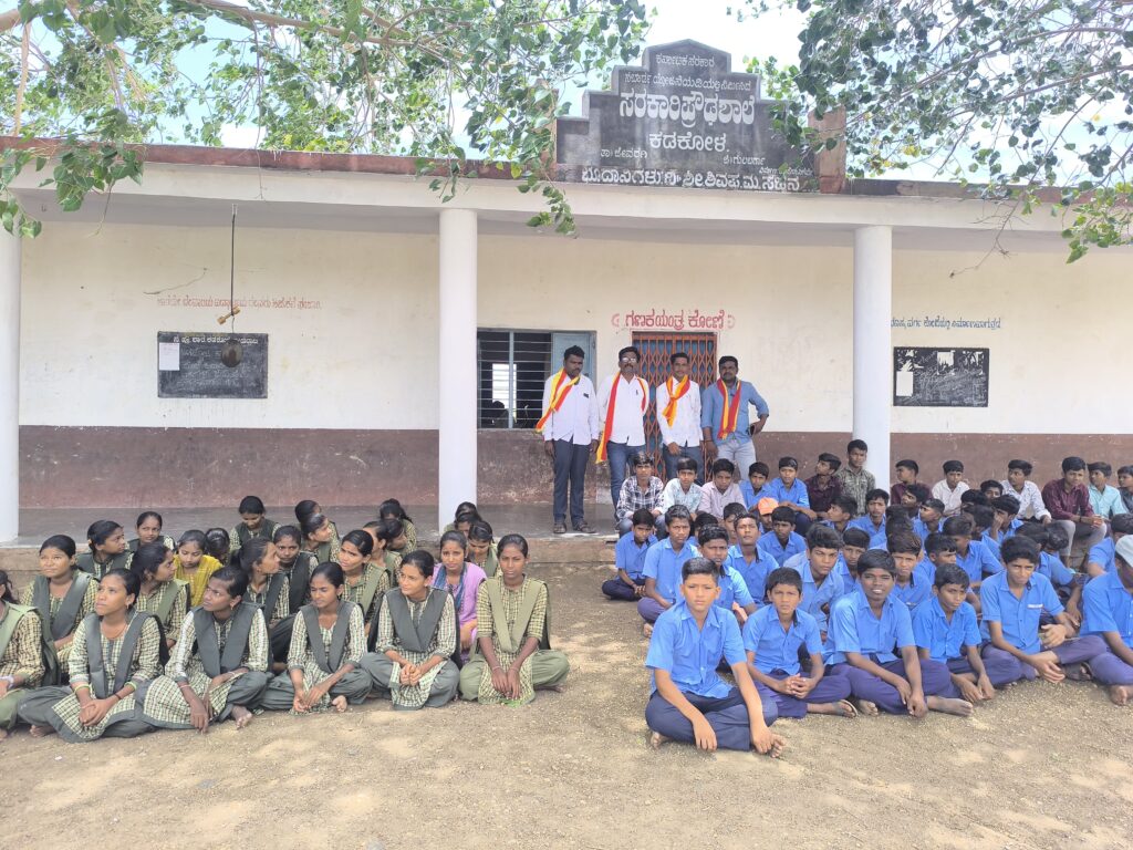 ಎರಡು ದಶಕಗಳಿಂದ ಕಗ್ಗತ್ತಲಲ್ಲಿ ಕಡಕೋಳ ಸರ್ಕಾರಿ ಪ್ರೌಢ ಶಾಲೆ!
