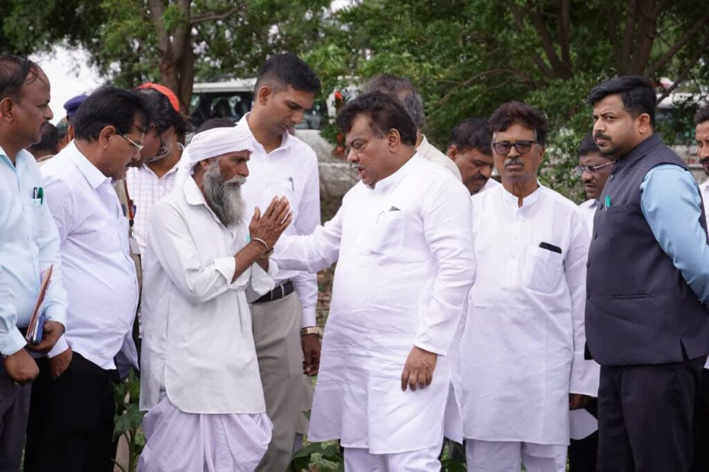 ಹಿಟ್ಟಿನಹಳ್ಳಿಯಲ್ಲಿ ಬರ ಪರಿಸ್ಥಿತಿ ಪರಿಶೀಲಿಸಿದ ಸಚಿವರು