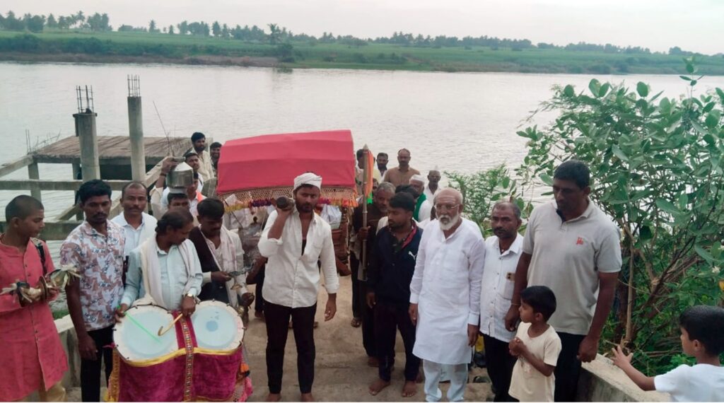 ಭೀಮಾ ನದಿಯ ತಟದಲ್ಲಿ ಮಿಂದೆದ್ದ ಭಕ್ತ ಸಮೂಹ