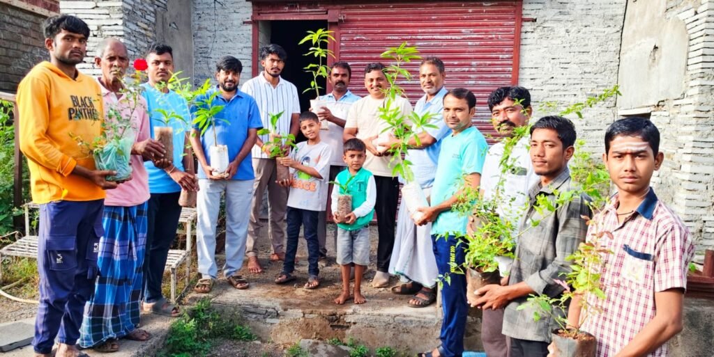 ತಾಯಿಯ ಸ್ಮರಣಾರ್ಥ ಸಸಿ ವಿತರಿಸಿದ ಪರಿಸರ ಪ್ರೇಮಿ ಸುಧಾಕರ ಅಡಕಿ