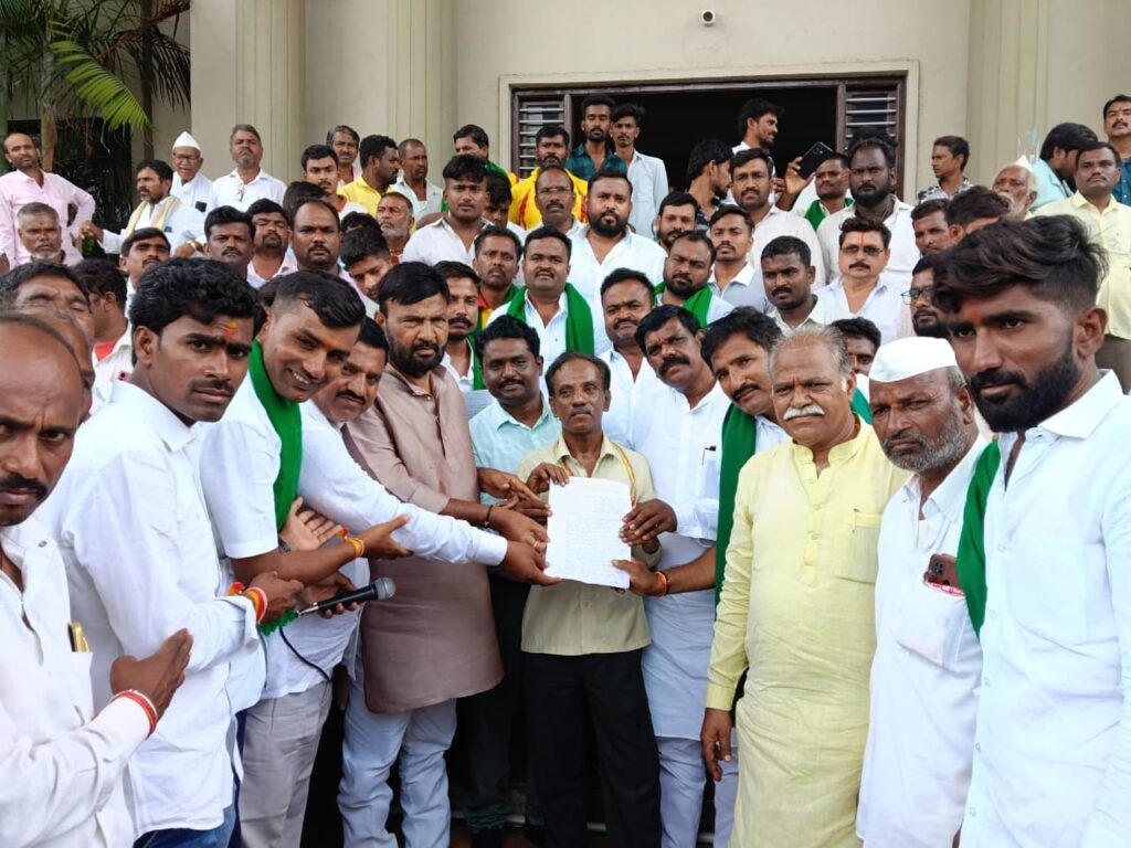 ಗುತ್ತಿ ಬಸವಣ್ಣ ಕಾಲುವೆಗೆ ನೀರು ಆಗ್ರಹಿಸಿ ರೈತರ ಪ್ರತಿಭಟನೆ