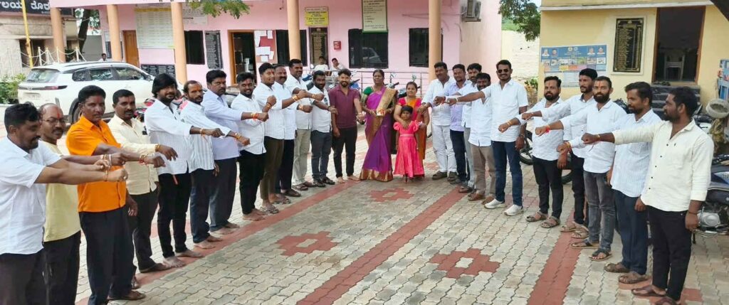 ಕರ್ತವ್ಯದ ಜೊತೆ ಬಾಂಧವ್ಯಕ್ಕೂ ಬೆಲೆ; ಸಿಬ್ಬಂದಿಗೆ ರಾಖಿ ಕಟ್ಟಿದ ಅಧಿಕಾರಿ