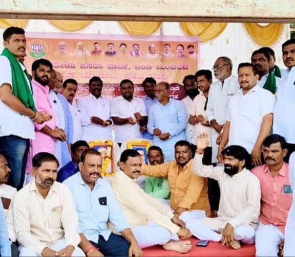 ಇಂಡಿ ತಾಲೂಕು ಬರಪೀಡಿತವೆಂದು ಘೋಷಿಸಲು ಆಗ್ರಹಿಸಿ ಧರಣಿ