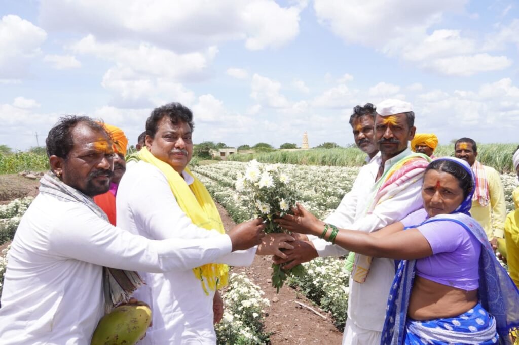 ಜಲನಾಯಕನಿಗೆ ಹೂವು-ಕಾಯಿ ನೀಡಿ ಕೃತಜ್ಞತೆ ಸಲ್ಲಿಸಿದ ರೈತ