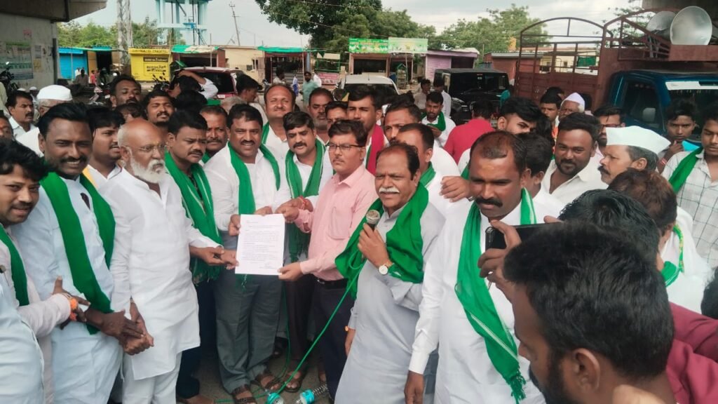 ರಾಷ್ಟ್ರೀಯ ಹೆದ್ದಾರಿ ತಡೆದು ಅನ್ನದಾತರ ಆಕ್ರೋಶ