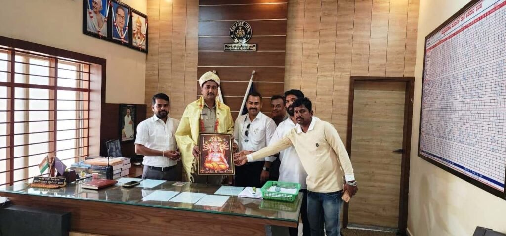 ಪಿಎಸ್ಐ ತಿಪರೆಡ್ಡಿ ಗೆ ಚಕ್ರವರ್ತಿ ನ್ಯೂಸ್ ತಂಡದಿಂದ ಸನ್ಮಾನ