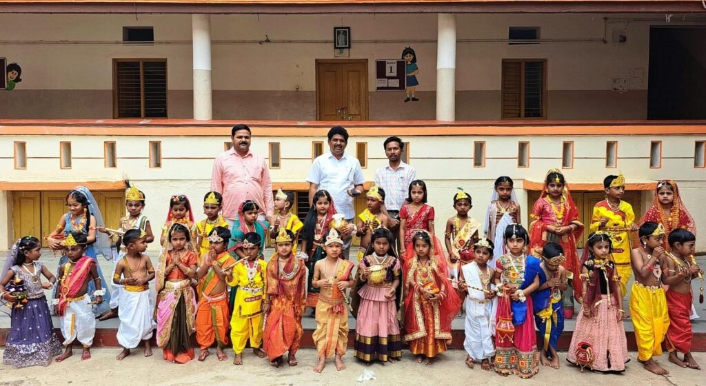 ಕೃಷ್ಣ ರಾಧೆಯರ ವೇಷದಲ್ಲಿ ಕಂಗೊಳಿಸಿದ ಚಿಕ್ಕಮಕ್ಕಳು