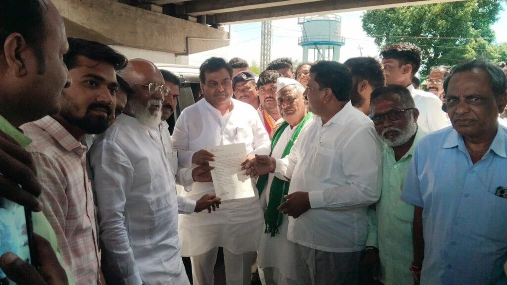 ಸಚಿವರಿಗೆ ಮನವಿ ಸಲ್ಲಿಸಲು ಕಡು ಬಿಸಿಲಲ್ಲಿ 8 ಗಂಟೆ ಕಾಯ್ದ ರೈತರು