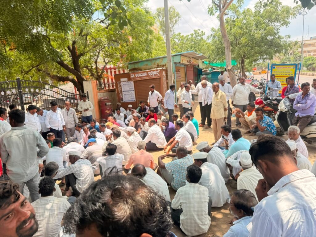 ಸಪರ್ಪಕ ವಿದ್ಯುತ್ ಗೆ ಆಗ್ರಹಿಸಿ ರೈತರಿಂದ ಹೆಸ್ಕಾಂ ಕಚೇರಿಗೆ ಬೀಗ