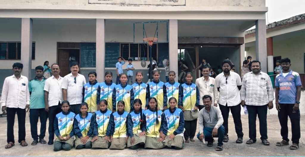 ಬಂಕಲಗಿ ಪ್ರೌಢಶಾಲೆ ಕ್ರೀಡಾಪಟುಗಳಿಗೆ ಸಮವಸ್ತ್ರ ಕಾಣಿಕೆ