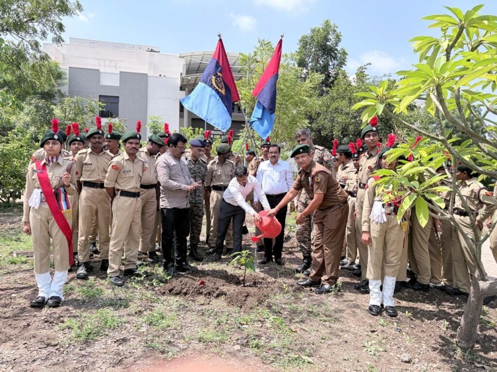 ಪ್ರತಿಯೊಬ್ಬರು ಒಂದು ಗಿಡ ನೆಟ್ಟು ಪೋಷಿಸಿ :ಕರ್ನಲ್ ವಂಶಿ