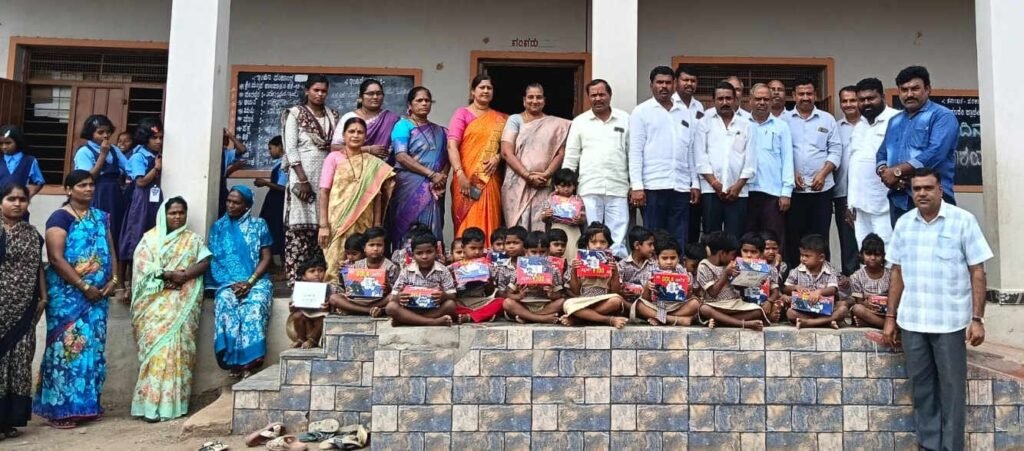 ಸರ್ಕಾರಿ ಶಾಲೆ ಮಕ್ಕಳಿಗೆ ಸ್ವಂತ ಹಣದಿಂದ ಶೂ-ಸಾಕ್ಸ್ ವಿತರಣೆ