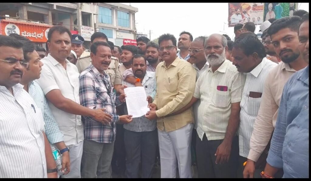 ಅಥಣಿಯಲ್ಲಿ ರಸ್ತೆ ಸುರಕ್ಷತೆ ಕ್ರಮಗಳಿಗೆ ಆಗ್ರಹಿಸಿ ಪ್ರತಿಭಟನೆ