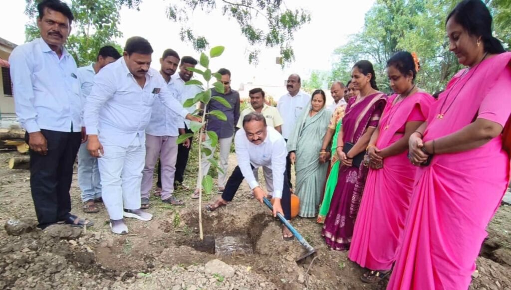 ಸ್ವಚ್ಛ ಗ್ರಾಮ ನಿರ್ಮಾಣಕ್ಕೆ ಸಂಕಲ್ಪ ;ಸುರೇಶ ಶೇಡಶ್ಯಾಳ