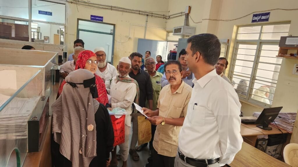 ವಿಜಯಪುರ ತಹಶೀಲ್ದಾರ್ ಕಚೇರಿಗೆ ಡಿಸಿ ಡಾ.ಆನಂದ ದಿಢೀರ್ ಭೇಟಿ