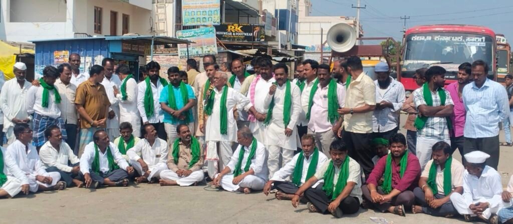 ಗೋಲಗೇರಿಯಲ್ಲಿ ಕಬ್ಬು ಬೆಳೆಗಾರರಿಂದ ಹೆದ್ದಾರಿ ತಡೆದು ಪ್ರತಿಭಟನೆ