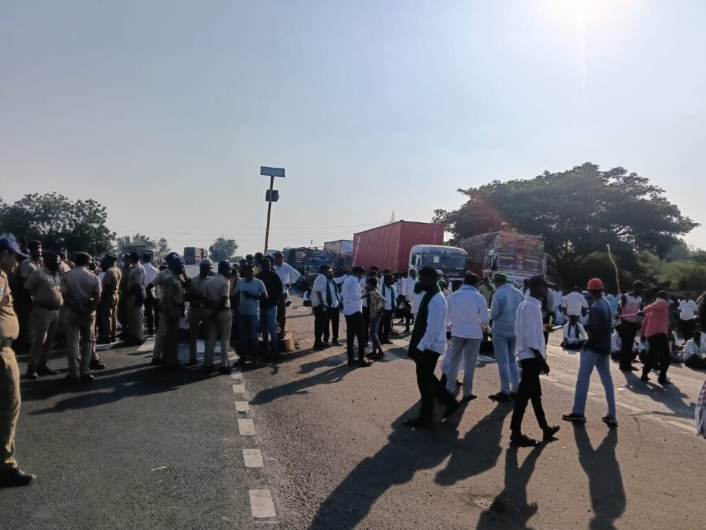 ರಾಷ್ಟ್ರೀಯ ಹೆದ್ದಾರಿ ತಡೆ – ಪಟ್ಟು ಬಿಡದ ರೈತ ಸಮೂಹ