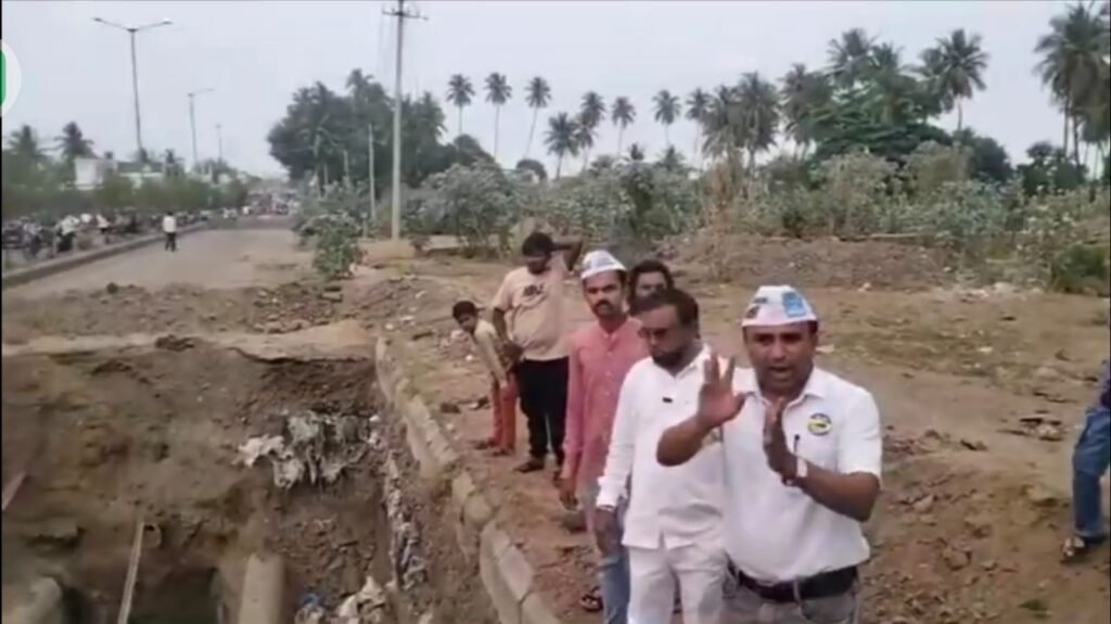 ತಿಂಗಳಿಂದ ಬಬಲೇಶ್ವರ ನಾಕಾ ರಸ್ತೆ ಬಂದ್ :ಆಕ್ರೋಶ