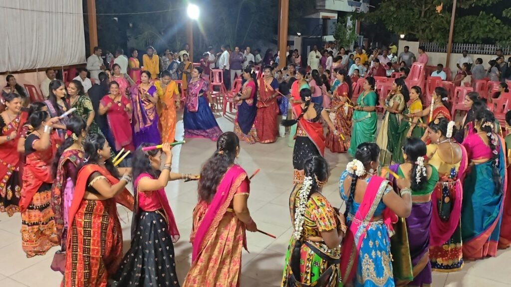 ಇಂಡಿಯಲ್ಲಿ ನವರಾತ್ರಿಗೆ ದಾಂಡಿಯಾ ನೃತ್ಯದ ಸೊಬಗು
