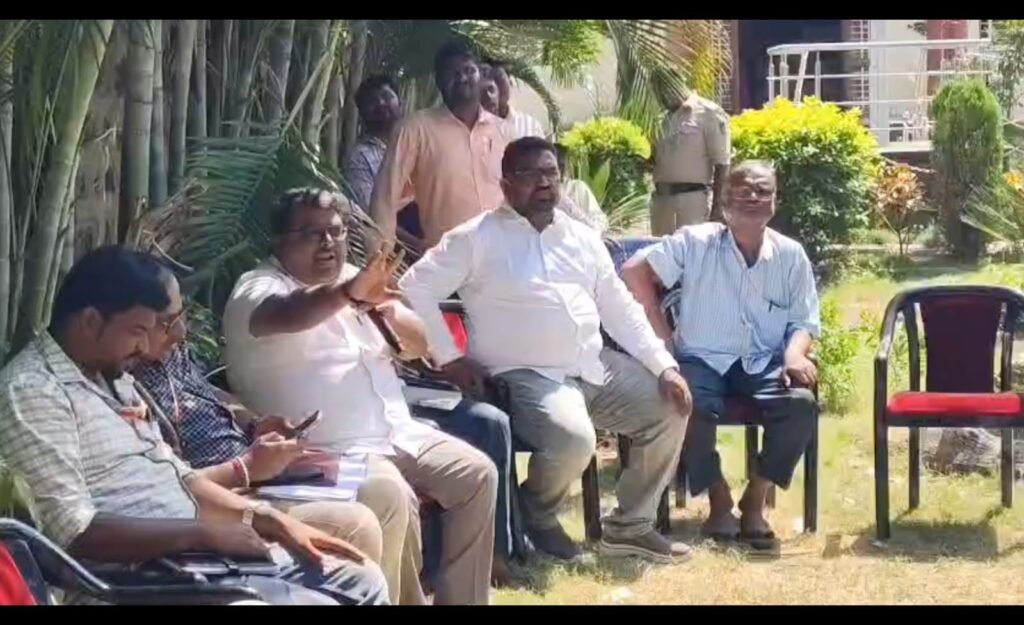 ನೀರಿಗಾಗಿ ಬೀದಿಗಿಳಿದ ತೆಲಸಂಗ ಜನತೆ :ಪ್ರತಿಭಟನೆ!