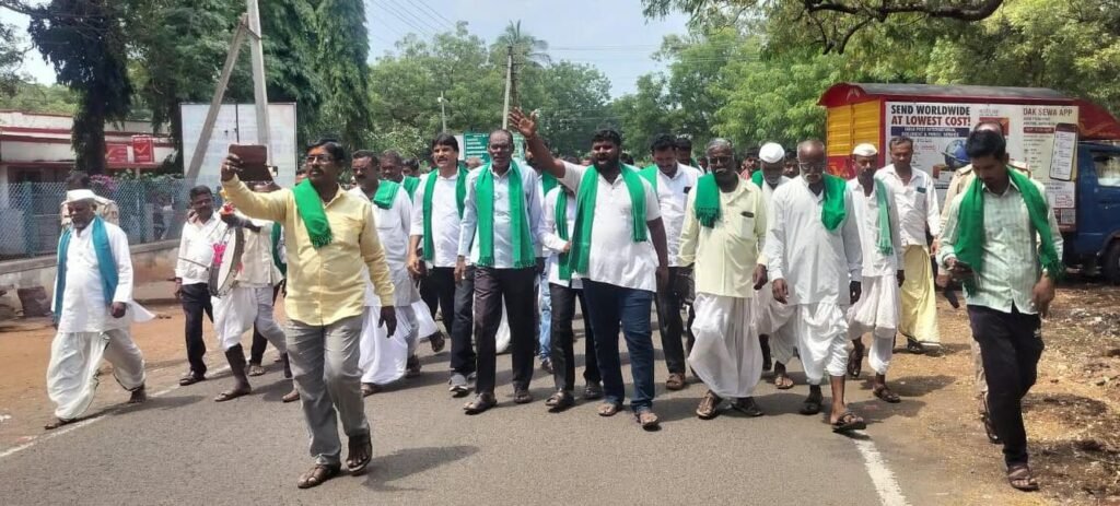 ಕಾಲುವೆಗಳಿಗೆ ನಿರಂತರ ನೀರು ಹರಿಸಲು ಆಗ್ರಹಿಸಿ ಪ್ರತಿಭಟನೆ